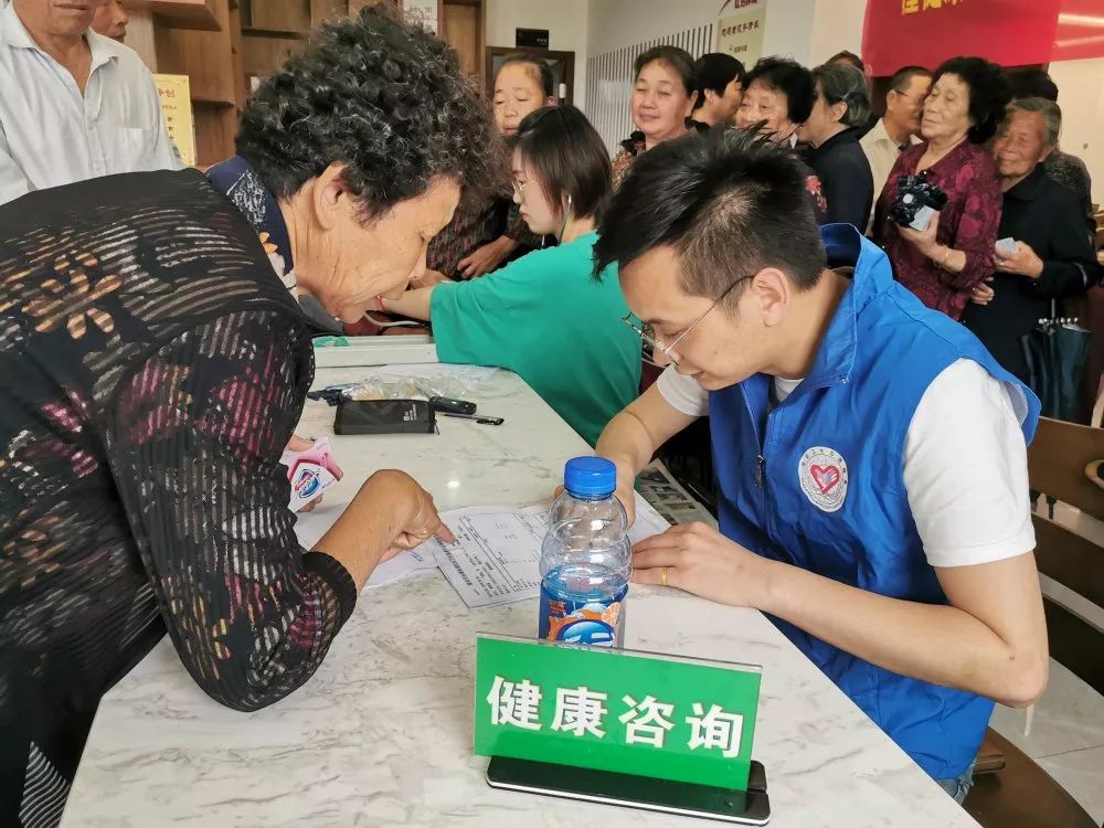 懂健康知識，做健康老人 老年健康宣傳周活動(dòng)與咨詢服務(wù)紀(jì)實(shí)